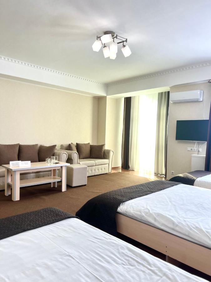 Caravan Hotel Karakol Exterior foto